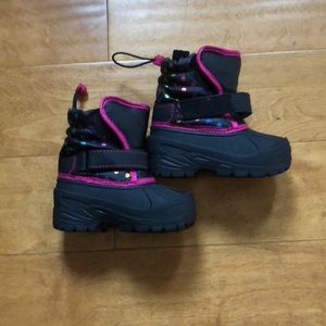 Toddler size 6 snow boots.